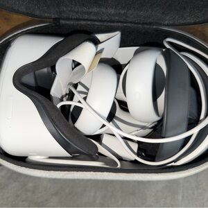 Oculus White VR Headset with White Controllers and Cables
